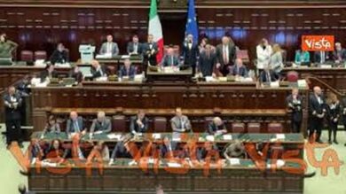 “Disastro Meloni”, i cartelli del Pd in Aula dopo l’approvazione della manovra alla Camera