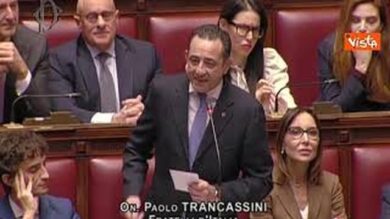 Manovra, Trancassini (FdI) cita Vasco Rossi prima del voto finale: È un equilibrio sopra la follia