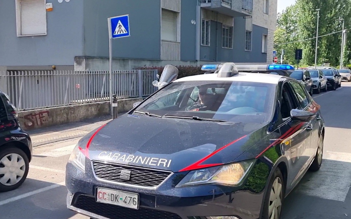 Modena, orrore in centro: prete colpito alle spalle e accoltellato alla gola. Aggressore in fuga Modena, orrore in centro: prete colpito alle spalle e accoltellato alla gola. Aggressore in fuga