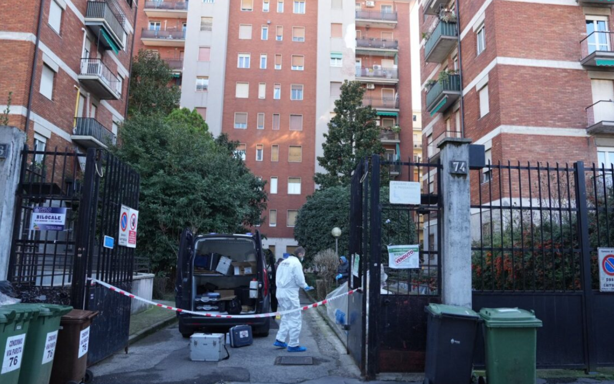 Ancora senza nome la donna trovata morta in un cortile: diffusi i frame delle telecamere per identificarla Ancora senza nome la donna trovata morta in un cortile: diffusi i frame delle telecamere per identificarla