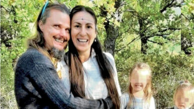 Famiglia nel bosco, La Russa riceve i genitori Catherine e Nathan. Lei scoppia in lacrime: “Vogliamo tornare insieme”