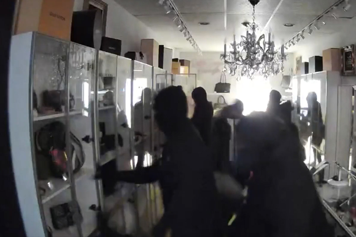 Rapina lampo in un negozio di lusso: in 60 secondi sparisce tutto. Il video dell’assalto perfetto Rapina lampo in un negozio di lusso: in 60 secondi sparisce tutto. Il video dell’assalto perfetto