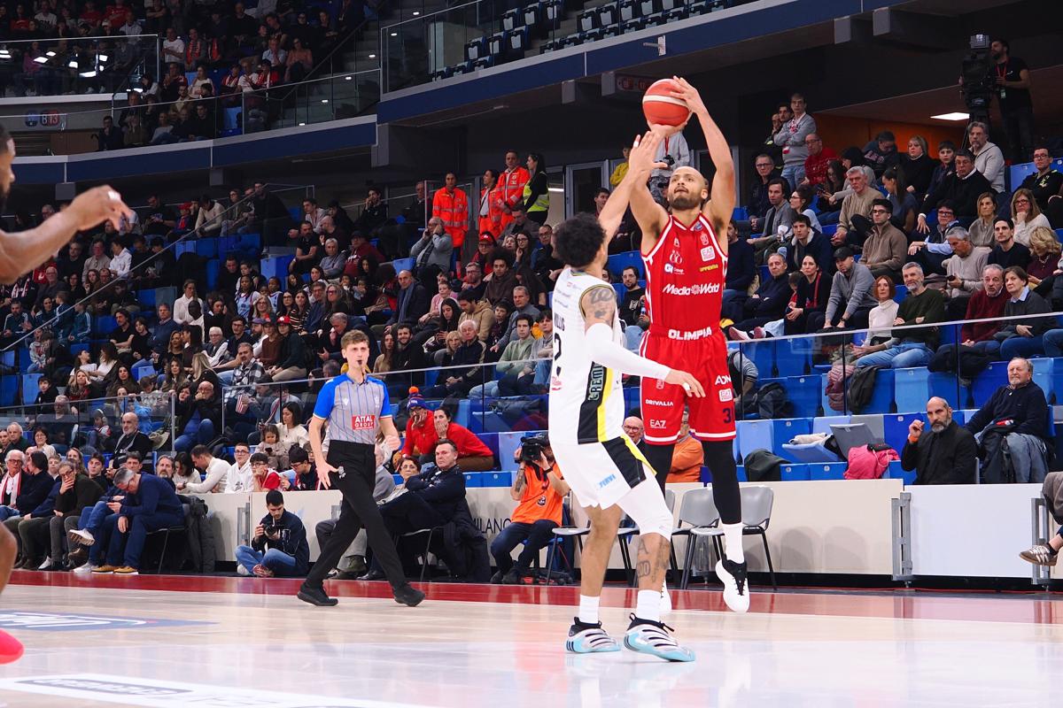 Olimpia Milano travolge Cremona, Shields-Ellis dominano: quarta vittoria di fila in campionato Olimpia Milano travolge Cremona, Shields-Ellis dominano: quarta vittoria di fila in campionato