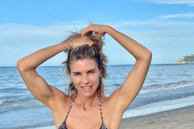 Colombari, da sexy a nonnina. Martina è irriconoscibile nel film di Checco Zalone