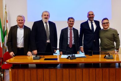 AQP, firmato il passaggio delle azioni ai Comuni: ‘Salva l’acqua pubblica in Puglia’