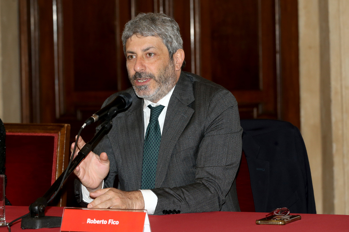 Campania, Fico vara la nuova Giunta: squadra da 10 assessori. Ecco i nomi tra campo largo e uomini vicini a De Luca Campania, Fico vara la nuova Giunta: squadra da 10 assessori. Ecco i nomi tra campo largo e uomini vicini a De Luca
