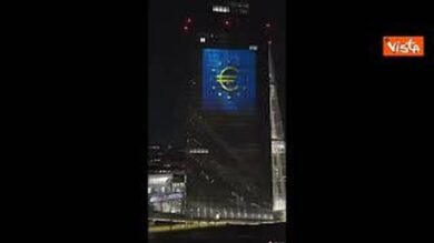 La bandiera della Bulgaria sul Palazzo della Bce a Francoforte per l’ingresso nell’Euro