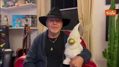 Gli auguri di Vasco Rossi con in braccio uno gnomo: Brindiamo al nuovo anno