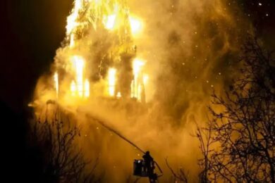 Amsterdam, in fiamme una chiesa in centro: crolla il campanile (IMMAGINI MOLTO FORTI)