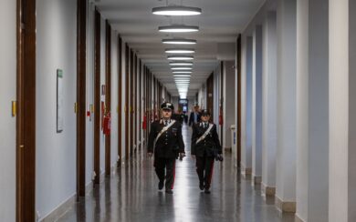 Pensionato trovato morto in casa a Milano: indagata la moglie per omicidio, sarà decisiva l’autopsia
