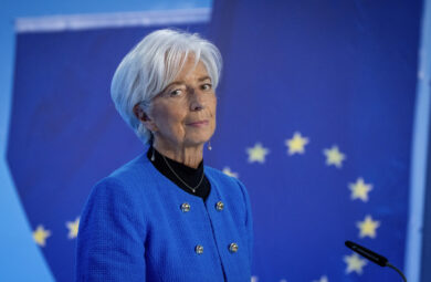 Lagarde nel mirino: la presidente della Bce guadagna troppo. Stipendio quattro volte più alto rispetto a quello di Powell. Ecco i numeri