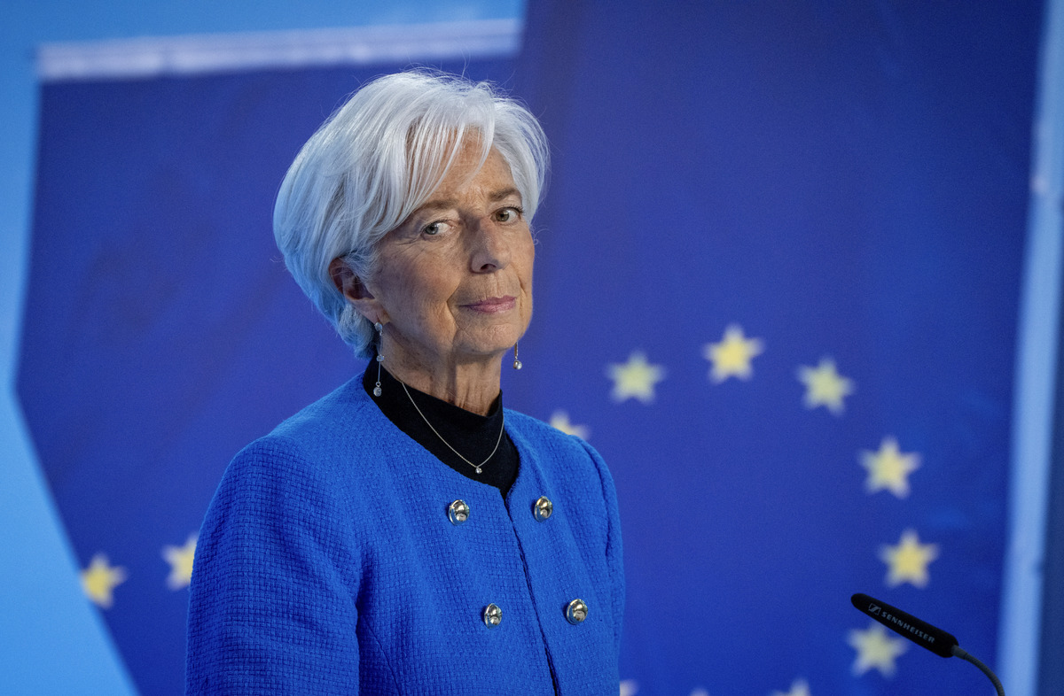 Lagarde nel mirino: la presidente della Bce guadagna troppo. Stipendio quattro volte più alto rispetto a quello di Powell. Ecco i numeri Lagarde nel mirino: la presidente della Bce guadagna troppo. Stipendio quattro volte più alto rispetto a quello di Powell. Ecco i numeri