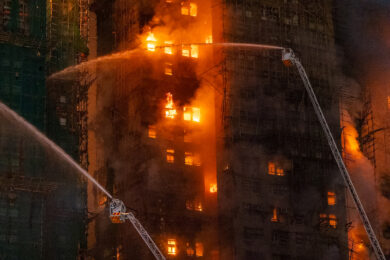 Hong Kong avvolta dalle fiamme, dopo la tragedia di novembre a fuoco un altro complesso residenziale: un morto e 8 feriti