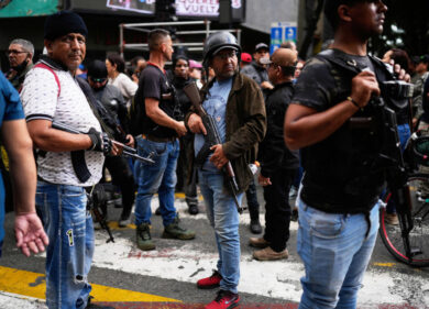 Italiani in Venezuela: “Militari in strada e coprifuoco. Supermercati svuotati e code alle pompe di benzina”