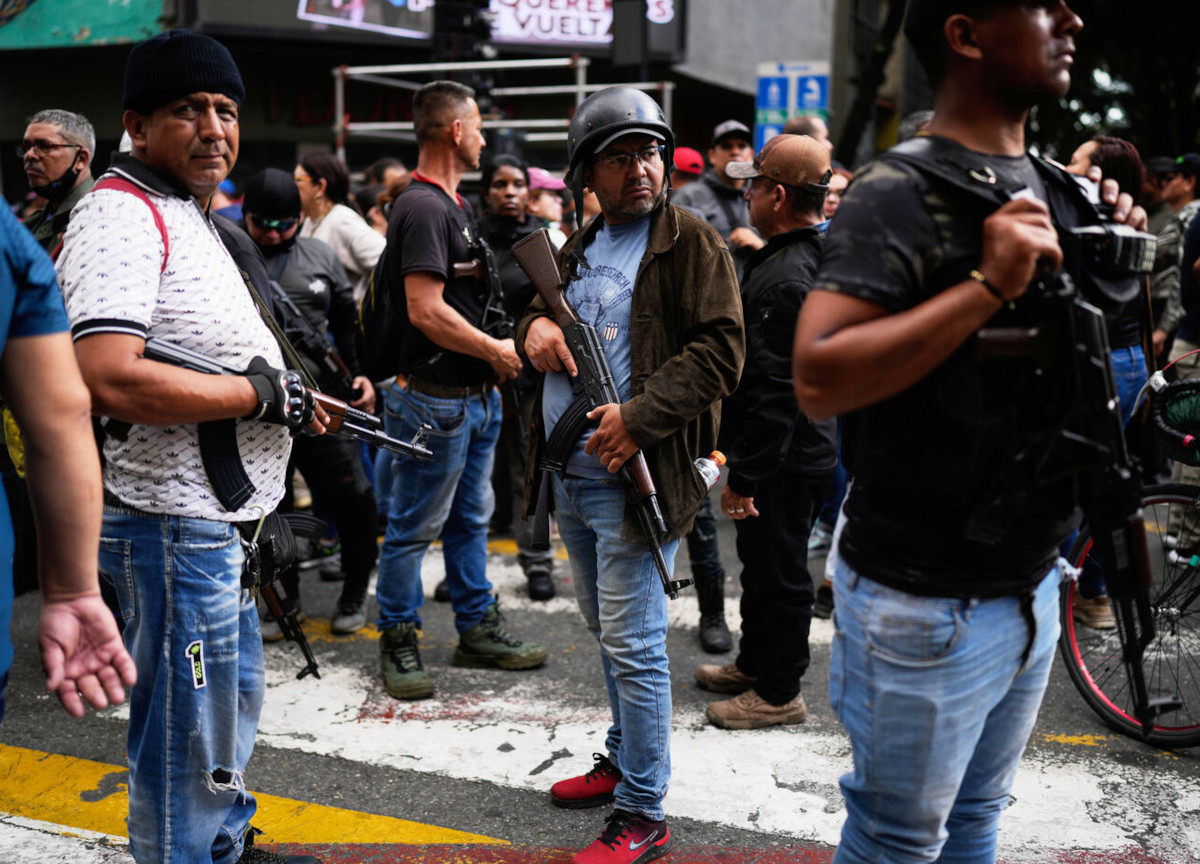 Italiani in Venezuela: “Militari in strada e coprifuoco. Supermercati svuotati e code alle pompe di benzina” Italiani in Venezuela: “Militari in strada e coprifuoco. Supermercati svuotati e code alle pompe di benzina”