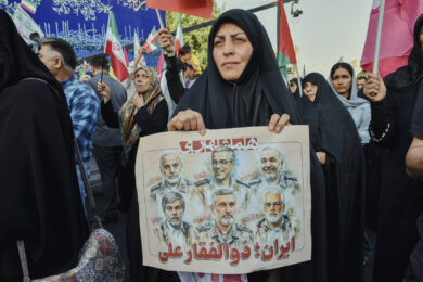 Trump alza il tiro: “Colpo durissimo all’Iran se ucciderà i manifestanti”. Media: “Se il regime cade, Khamenei è pronto a fuggire a Mosca”