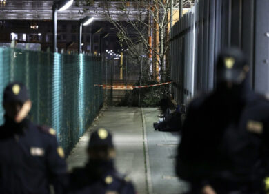 Stazione di Bologna, ucciso a coltellate un capotreno 34enne: killer in fuga