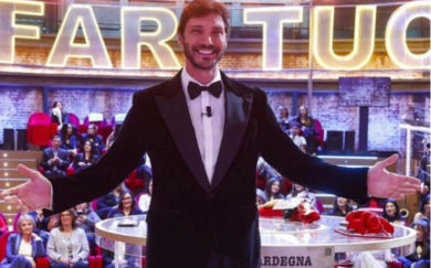 Ascolti tv, Affari Tuoi, De Martino trionfa con la Lotteria Italia. Barbie flop. Canale 5 disfatta contro Rai1 – Top e Flop prime time