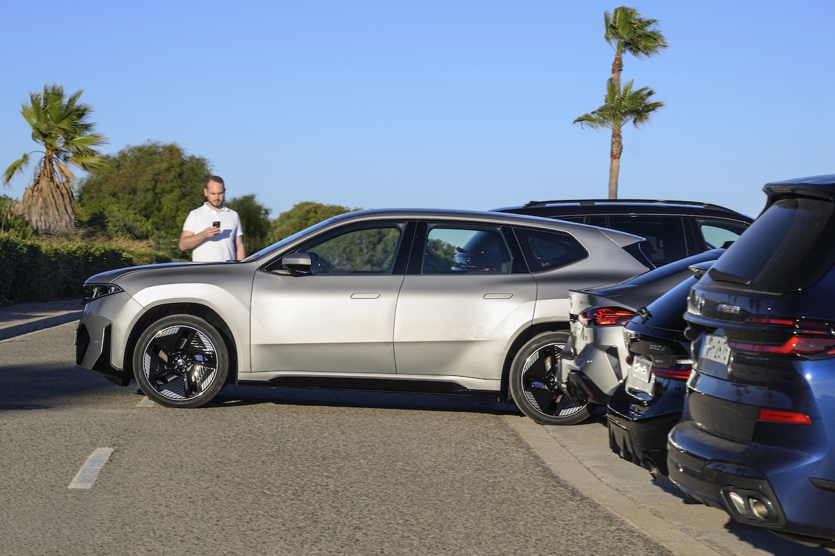 BMW iX3 al CES 2026: l’assistente IA rivoluziona la guida