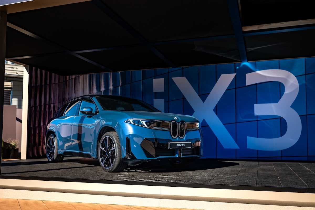 BMW iX3 al CES 2026: l’assistente IA rivoluziona la guida