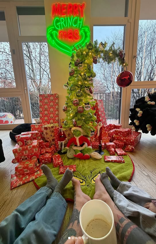Fedez, prove di famiglia allargata sulla neve con i figli e Giulia Honegger mentre Chiara Ferragni è in Colombia con gli amici Fedez, prove di famiglia allargata sulla neve con i figli e Giulia Honegger mentre Chiara Ferragni è in Colombia con gli amici