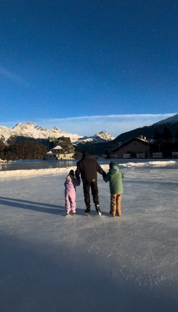 Fedez, prove di famiglia allargata sulla neve con i figli e Giulia Honegger mentre Chiara Ferragni è in Colombia con gli amici Fedez, prove di famiglia allargata sulla neve con i figli e Giulia Honegger mentre Chiara Ferragni è in Colombia con gli amici