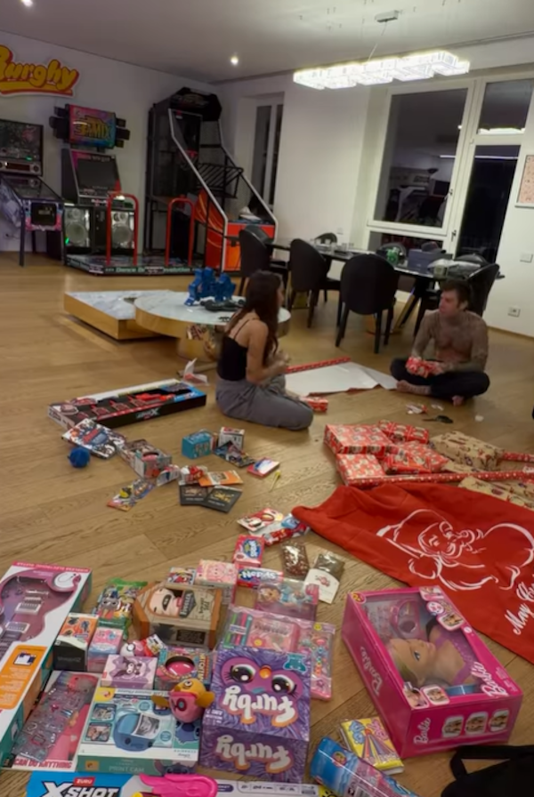 Fedez, prove di famiglia allargata sulla neve con i figli e Giulia Honegger mentre Chiara Ferragni è in Colombia con gli amici Fedez, prove di famiglia allargata sulla neve con i figli e Giulia Honegger mentre Chiara Ferragni è in Colombia con gli amici