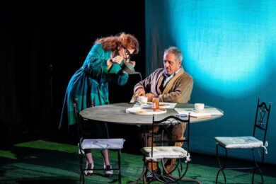 Sinceramente bugiardi, Max Pisu prende la macchina del tempo e vola negli anni ’60
