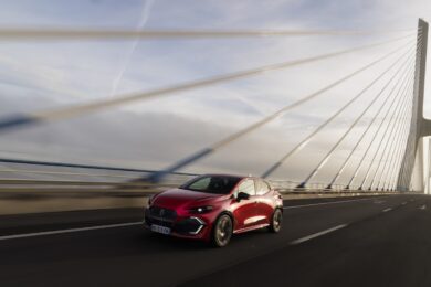 Renault Clio, 35 anni da bestseller: come è diventata un’icona “normale”