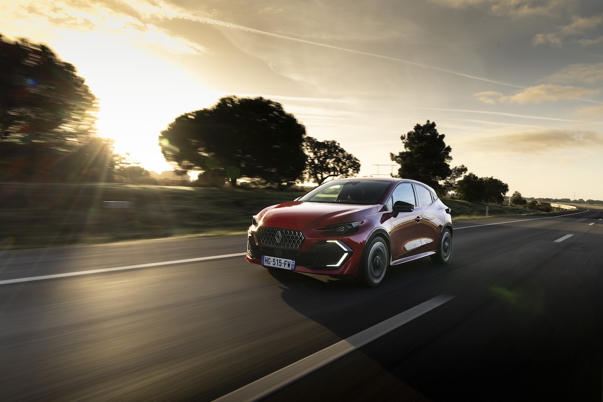 Renault Clio, 35 anni da bestseller: come è diventata un’icona “normale”