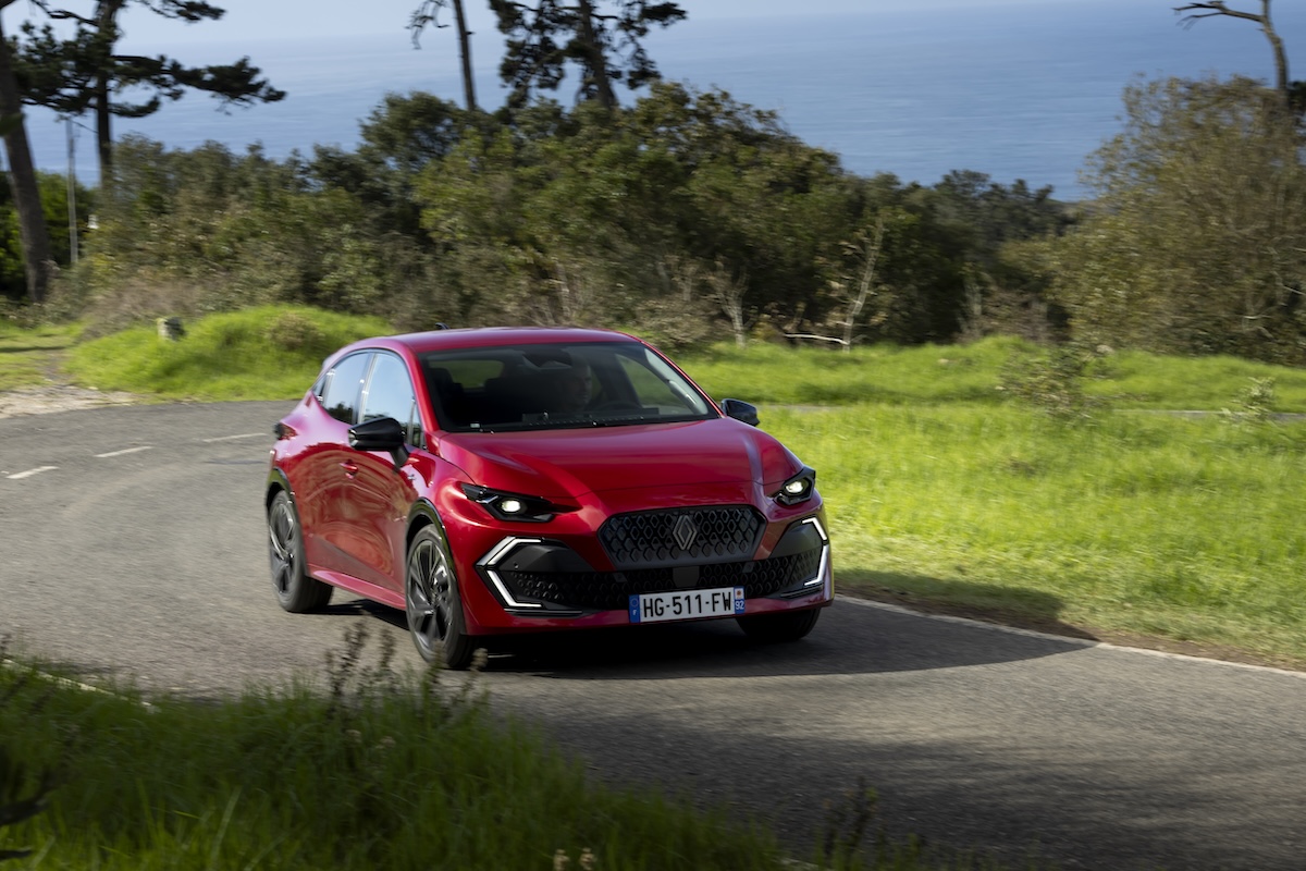 Renault Clio, 35 anni da bestseller: come è diventata un’icona “normale”