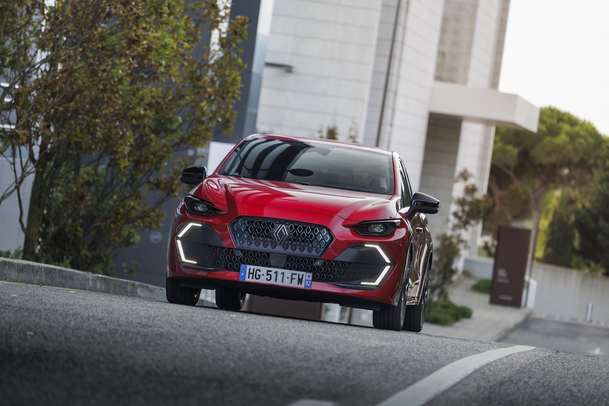 Renault Clio, 35 anni da bestseller: come è diventata un’icona “normale”