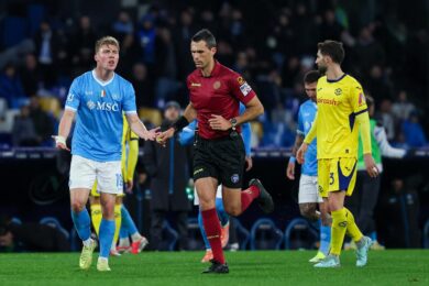 Napoli-Verona bufera, rigore giusto contro Buongiorno? Gol di Hojlund irregolare? – La sentenza della moviola