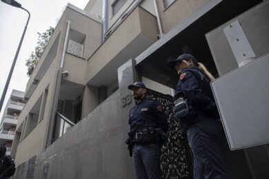 Ventimiglia, accoltellata dal marito tenta di salvarsi gettandosi dalla finestra: donna gravissima trasportata in elicottero