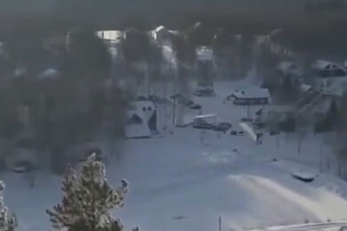 Tragedia in Russia: l’elicottero si impiglia tra i cavi della funivia, poi il disastro. VIDEO