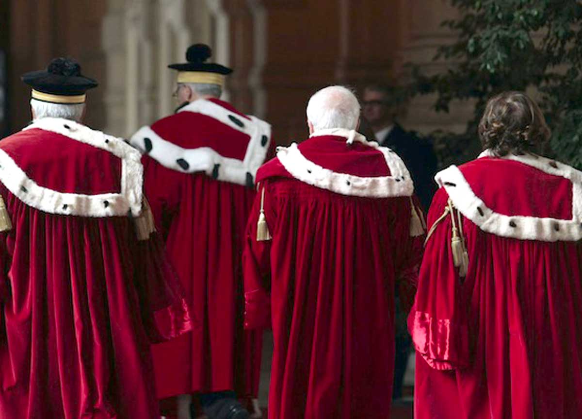 Roma, saluti romani ad Acca Larentia: la Procura apre fascicolo su Casapound e aggressioni durante la commemorazione Roma, saluti romani ad Acca Larentia: la Procura apre fascicolo su Casapound e aggressioni durante la commemorazione