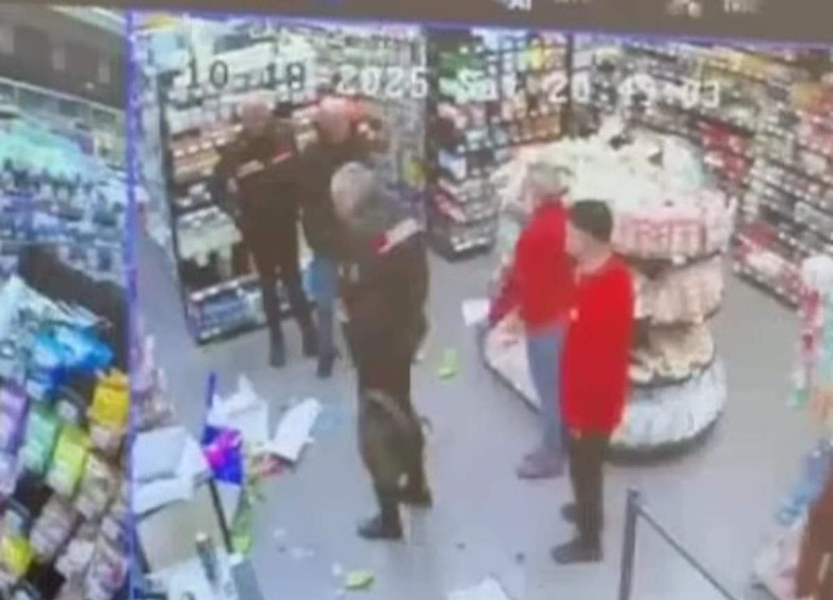 Killer del capotreno, spunta il video della devastazione di un negozio. Doveva essere espulso, ma… Killer del capotreno, spunta il video della devastazione di un negozio. Doveva essere espulso, ma…