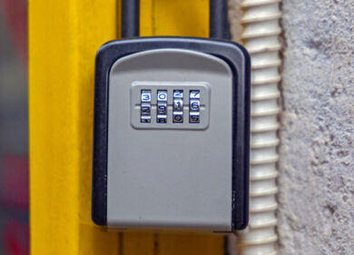 Affitti brevi, iniziate le rimozioni delle keybox: a Milano 70 lucchetti tagliati dalla Polizia locale in due giorni