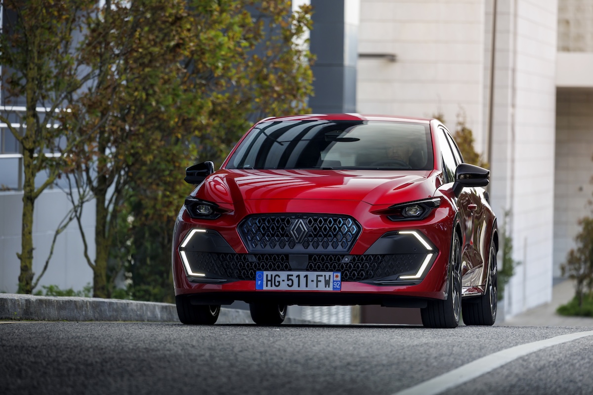 Nuova Clio: design più atletico fuori, cockpit OpenR più moderno dentro Nuova Clio: design più atletico fuori, cockpit OpenR più moderno dentro