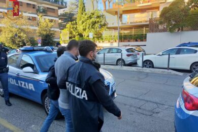 Droga nascosta nello scooter e in casa, maxi sequestro di contanti a Roma: arrestato un pusher. L’uomo incastrato da chat e video