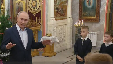 Putin in chiesa con i bambini per il Natale ortodosso: “I soldati russi sono in missione per Dio”