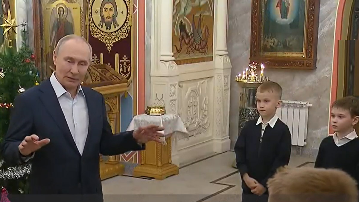 Putin in chiesa con i bambini per il Natale ortodosso: “I soldati russi sono in missione per Dio” Putin in chiesa con i bambini per il Natale ortodosso: “I soldati russi sono in missione per Dio”