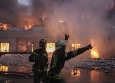 Ucraina, Odessa sotto attacco: morti tre civili tra cui un bambino. Droni russi colpiscono un grattacielo, maxi blackout a Chernihiv