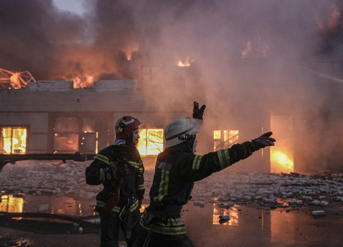 Ucraina, Mosca lancia missili ipersonici su Leopoli. Kuleba: “Colpite anche due navi cargo nel Mar Nero, c’è un morto” Ucraina, Mosca lancia missili ipersonici su Leopoli. Kuleba: “Colpite anche due navi cargo nel Mar Nero, c’è un morto”