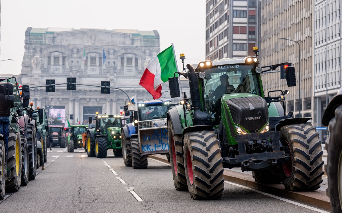 Mercosur, i trattori invadono Milano: balle di fieno e latte versati in Stazione Centrale Mercosur, i trattori invadono Milano: balle di fieno e latte versati in Stazione Centrale