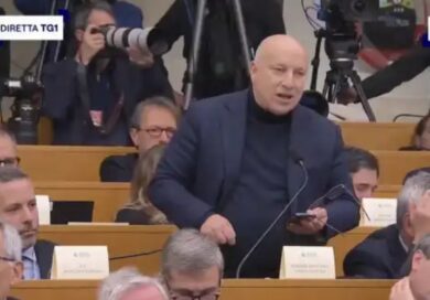 Cronista del Corriere ripreso dal presidente dell’Odg per la domanda troppo lunga a Meloni. Poi la stoccata: “Non tutti sono accurati”
