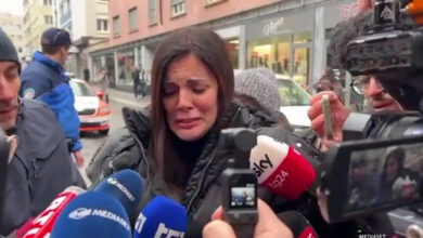 Crans-Montana, la moglie del titolare del pub scoppia in lacrime dopo l’arresto del marito: “È una tragedia inimmaginabile”