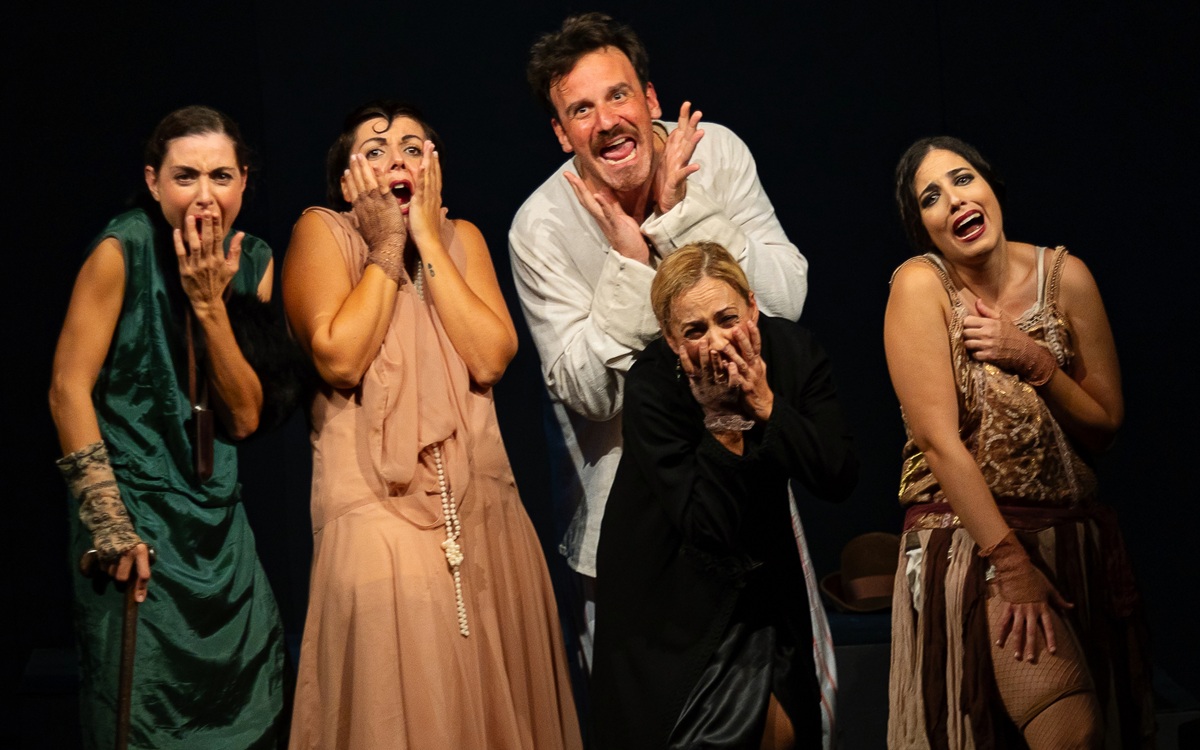 “Streghe da marciapiede”, una black comedy al teatro sociale Delia Cajelli di Busto Arsizio “Streghe da marciapiede”, una black comedy al teatro sociale Delia Cajelli di Busto Arsizio