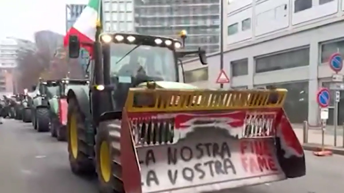 Ok al Mercosur dopo anni di trattative, trattori in piazza seminano il caos a Milano. VIDEO Ok al Mercosur dopo anni di trattative, trattori in piazza seminano il caos a Milano. VIDEO