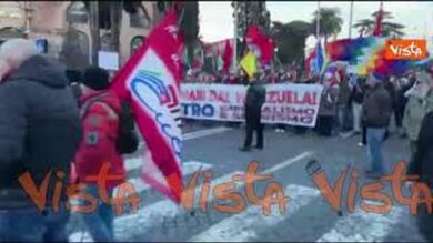 Bandiere di Venezuela, Palestina, Cuba e One Piece al corteo pro Maduro a Roma